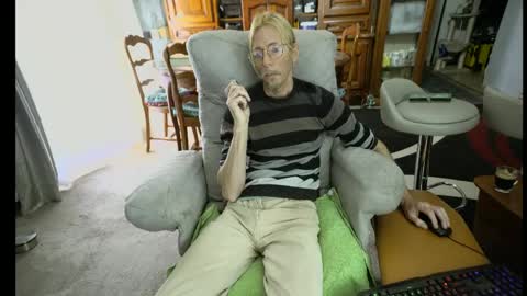 Snapshot of 00jeff31 chatting on May 10, 6:51 am jeff online show from May 10, 6:51 am