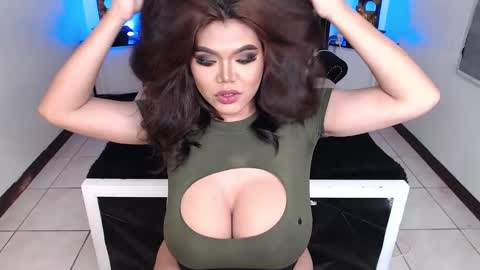 Snapshot of 10incheskinkynastytrans chatting on December 7, 5:59 am Sasha Banks online show from December 7, 5:59 am