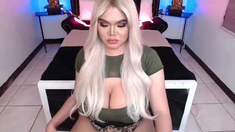 Snapshot of 10incheskinkynastytrans chatting on December 9, 1:18 am Sasha Banks online show from December 9, 1:18 am