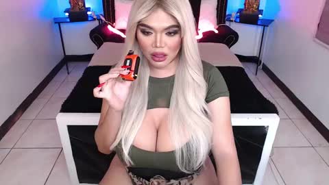 Snapshot of 10incheskinkynastytrans chatting on December 9, 6:25 pm Sasha Banks online show from December 9, 6:25 pm