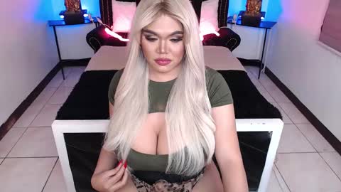 Snapshot of 10incheskinkynastytrans chatting on December 10, 12:28 am Sasha Banks online show from December 10, 12:28 am