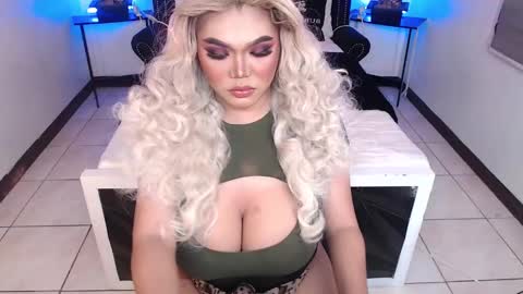 Snapshot of 10incheskinkynastytrans chatting on December 12, 12:05 am Sasha Banks online show from December 12, 12:05 am