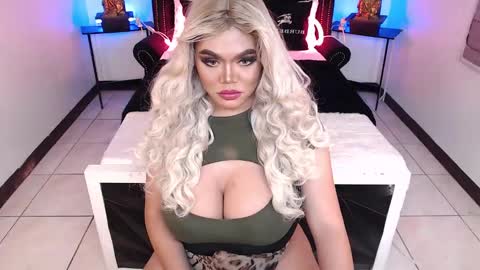 Snapshot of 10incheskinkynastytrans chatting on December 13, 8:09 am Sasha Banks online show from December 13, 8:09 am