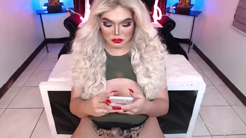 Snapshot of 10incheskinkynastytrans chatting on December 16, 5:27 am Sasha Banks online show from December 16, 5:27 am