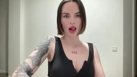 Snapshot of 1dove chatting on October 27, 9:19 pm DOVE online show from October 27, 9:19 pm