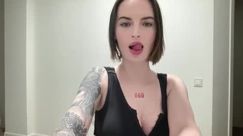 Snapshot of 1dove chatting on November 26, 9:05 pm DOVE online show from November 26, 9:05 pm