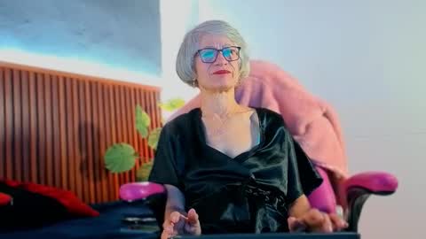 Snapshot of 1miss_monserrate chatting on February 4, 12:55 pm Miss Monserrate online show from February 4, 12:55 pm