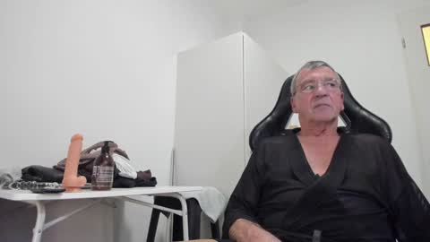Snapshot of 200gentleman chatting on December 7, 4:03 pm Henk online show from December 7, 4:03 pm
