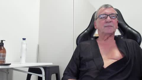 Snapshot of 200gentleman chatting on December 8, 6:06 pm Henk online show from December 8, 6:06 pm