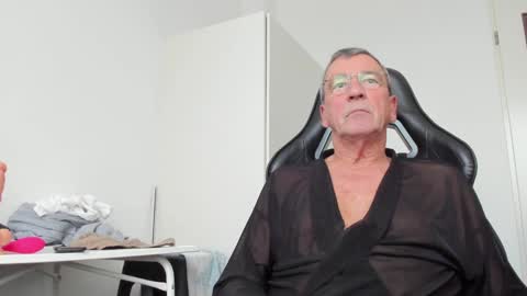 Snapshot of 200gentleman chatting on December 10, 2:17 pm Henk online show from December 10, 2:17 pm