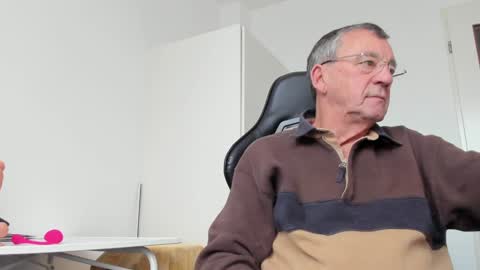Snapshot of 200gentleman chatting on December 12, 1:06 pm Henk online show from December 12, 1:06 pm