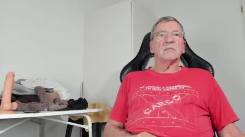 Snapshot of 200gentleman chatting on December 13, 5:10 pm Henk online show from December 13, 5:10 pm