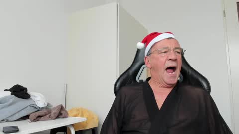 Snapshot of 200gentleman chatting on December 14, 1:05 pm Henk online show from December 14, 1:05 pm