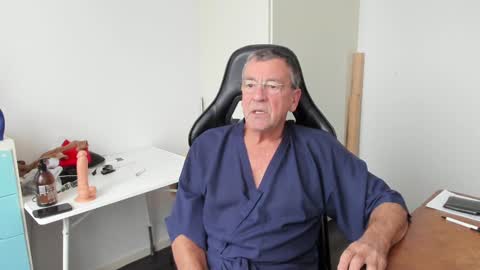 Snapshot of 200gentleman chatting on December 15, 1:22 pm Henk online show from December 15, 1:22 pm