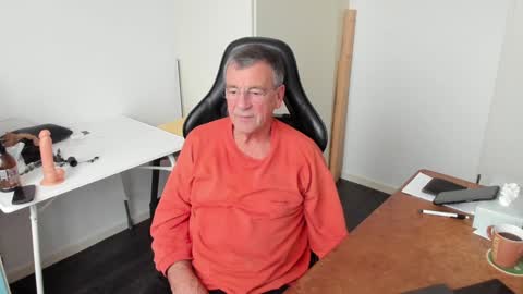 Snapshot of 200gentleman chatting on December 19, 1:18 pm Henk online show from December 19, 1:18 pm