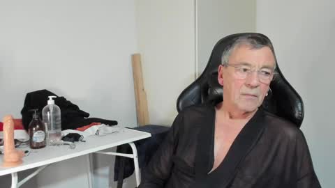Snapshot of 200gentleman chatting on December 28, 5:14 pm Henk online show from December 28, 5:14 pm