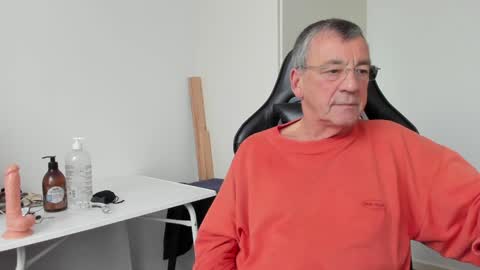 Snapshot of 200gentleman chatting on December 29, 1:28 pm Henk online show from December 29, 1:28 pm