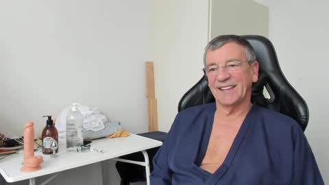 Snapshot of 200gentleman chatting on December 31, 1:19 pm Henk online show from December 31, 1:19 pm