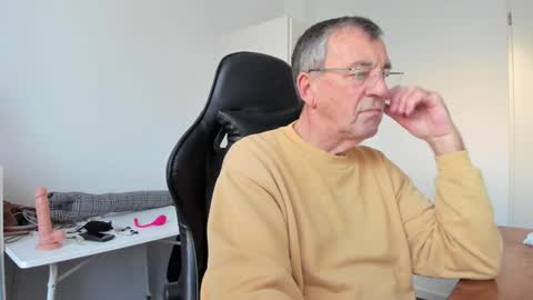 Snapshot of 200gentleman chatting on January 2, 3:08 pm Henk online show from January 2, 3:08 pm