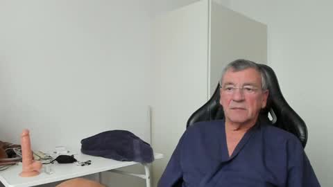 Snapshot of 200gentleman chatting on January 5, 1:36 pm Henk online show from January 5, 1:36 pm