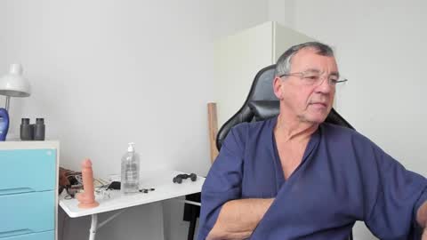 Snapshot of 200gentleman chatting on January 6, 11:40 am Henk online show from January 6, 11:40 am