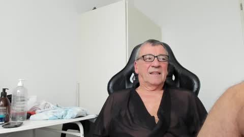 Snapshot of 200gentleman chatting on January 17, 1:46 pm Henk online show from January 17, 1:46 pm
