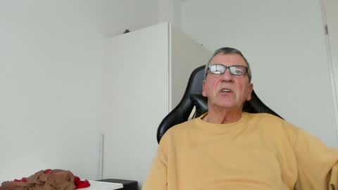 Snapshot of 200gentleman chatting on January 22, 3:51 pm Henk online show from January 22, 3:51 pm