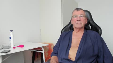 Snapshot of 200gentleman chatting on January 24, 1:36 pm Henk online show from January 24, 1:36 pm
