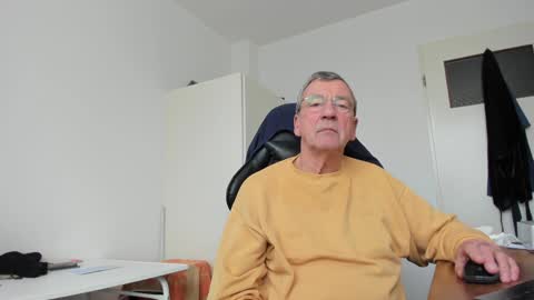 Snapshot of 200gentleman chatting on January 30, 11:11 am Henk online show from January 30, 11:11 am