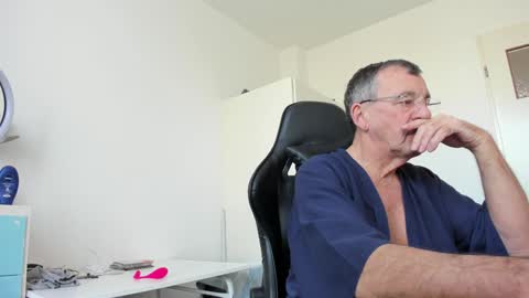 Snapshot of 200gentleman chatting on February 2, 12:13 pm Henk online show from February 2, 12:13 pm