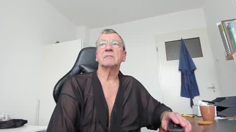 Snapshot of 200gentleman chatting on February 6, 11:10 am Henk online show from February 6, 11:10 am