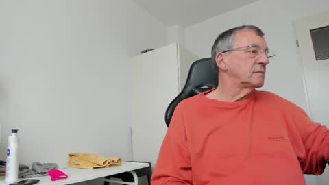 Snapshot of 200gentleman chatting on February 10, 12:18 pm Henk online show from February 10, 12:18 pm