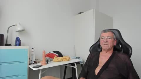 Snapshot of 200gentleman chatting on February 10, 3:21 pm Henk online show from February 10, 3:21 pm