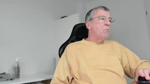 Snapshot of 200gentleman chatting on February 16, 6:43 pm Henk online show from February 16, 6:43 pm
