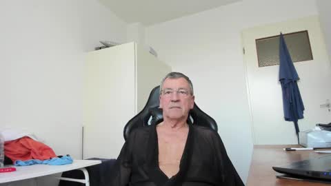 Snapshot of 200gentleman chatting on March 5, 4:13 pm Henk online show from March 5, 4:13 pm
