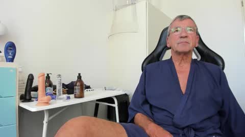 Snapshot of 200gentleman chatting on September 13, 11:32 am Henk online show from September 13, 11:32 am