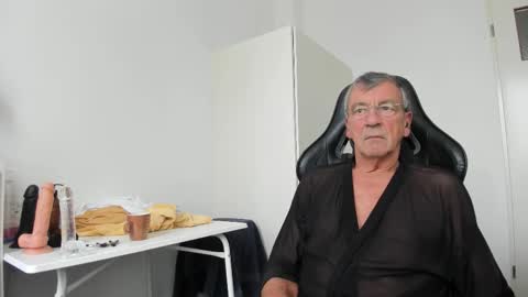 Snapshot of 200gentleman chatting on October 21, 12:50 pm Henk online show from October 21, 12:50 pm