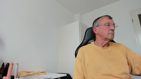 Snapshot of 200gentleman chatting on October 23, 12:15 pm Henk online show from October 23, 12:15 pm