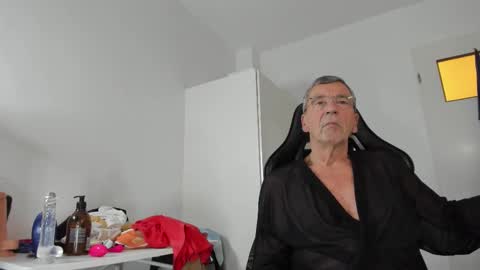 Snapshot of 200gentleman chatting on November 5, 4:18 pm Henk online show from November 5, 4:18 pm