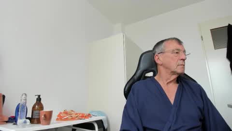 Snapshot of 200gentleman chatting on November 6, 11:33 am Henk online show from November 6, 11:33 am