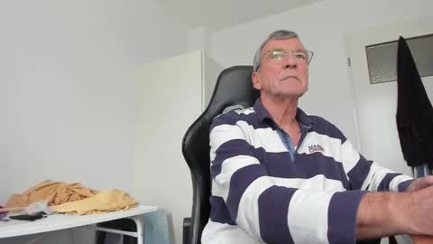 Snapshot of 200gentleman chatting on November 20, 1:55 pm Henk online show from November 20, 1:55 pm