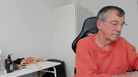 Snapshot of 200gentleman chatting on December 1, 2:55 pm Henk online show from December 1, 2:55 pm