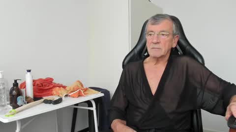 Snapshot of 200gentleman chatting on December 2, 12:43 pm Henk online show from December 2, 12:43 pm