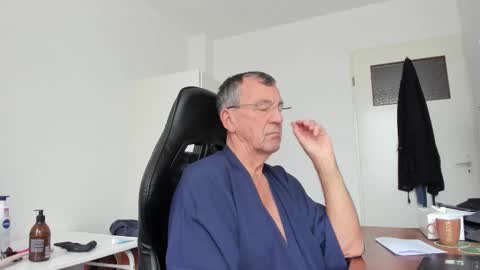 Snapshot of 200gentleman chatting on December 5, 12:03 pm Henk online show from December 5, 12:03 pm