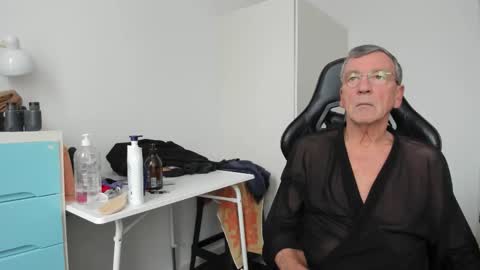 Snapshot of 200gentleman chatting on December 14, 12:21 pm Henk online show from December 14, 12:21 pm