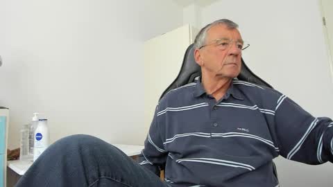 Snapshot of 200gentleman chatting on May 12, 11:40 am Henk online show from May 12, 11:40 am