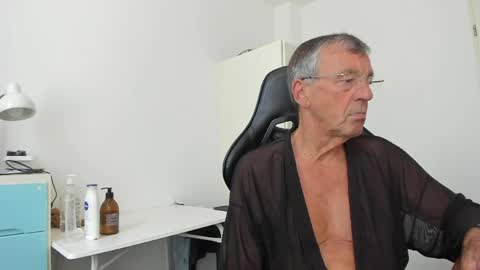 Snapshot of 200gentleman chatting on May 31, 10:33 am Henk online show from May 31, 10:33 am