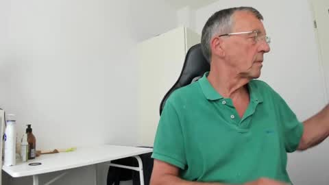 Snapshot of 200gentleman chatting on June 3, 2:33 pm Henk online show from June 3, 2:33 pm