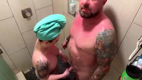 Snapshot of 2freakycouple24 chatting on September 22, 2:35 am Zak and Raegan online show from September 22, 2:35 am