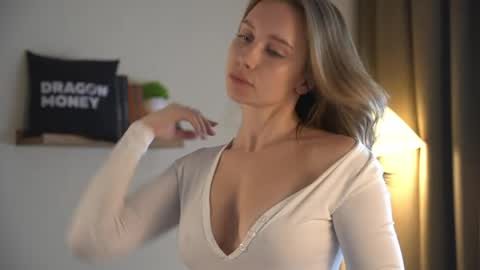 Snapshot of 2girls_1dream chatting on June 4, 6:30 am Elley online show from June 4, 6:30 am